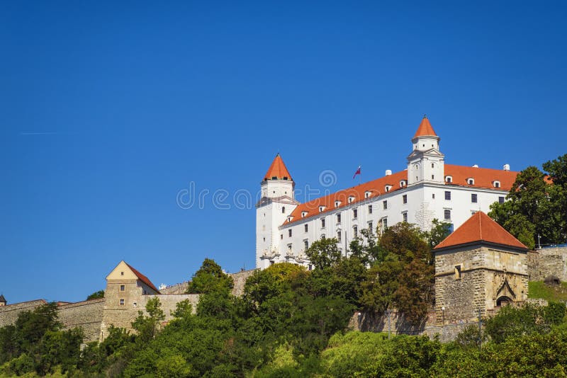 Bratislavský hrad proti modrej oblohe. Bratislavský hrad. Biely hrad v Bratislave