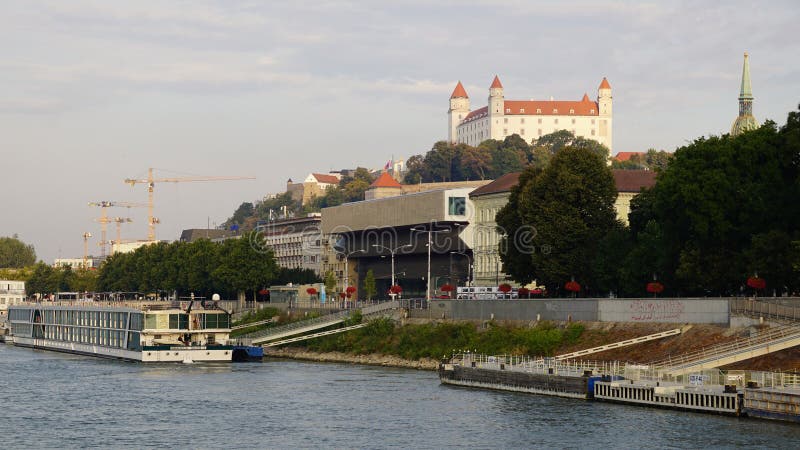 Bratislavský hrad v hlavním městě Slovenska na břehu Dunaje