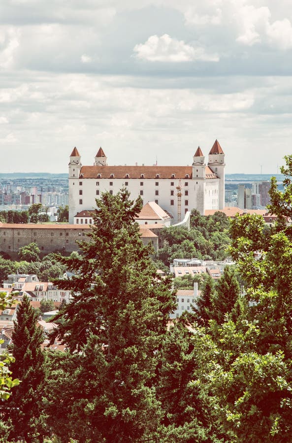 Bratislavský hrad v hlavnom meste Slovenska, retro fotofilter