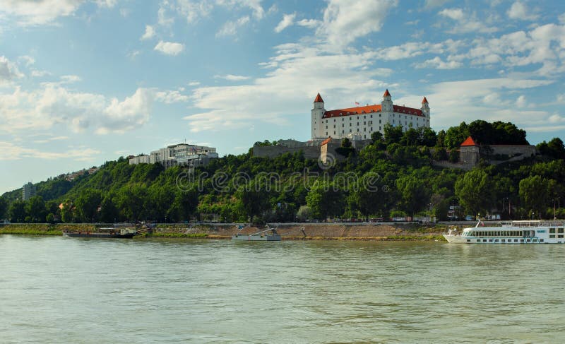 Bratislavský hrad a rieka Dunaj