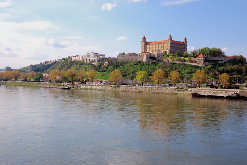 Bratislavský hrad a rieka Dunaj