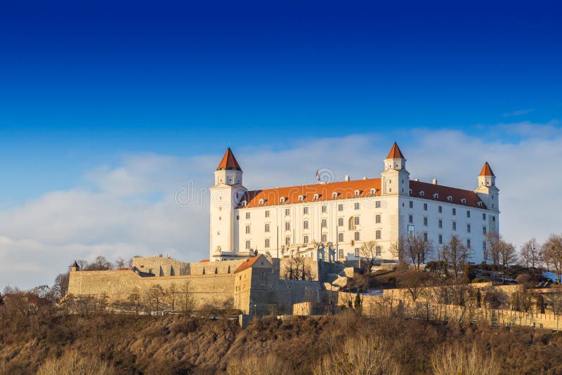 Bratislavský hrad a řeka Dunaj a krásný západ slunce, Slovensko