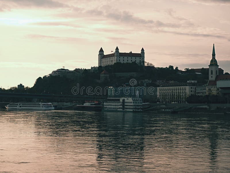 Bratislavský hrad, dominanta s výhľadom na hlavné mesto, bol postavený v 9. storočí. Stojí na kopci nad riekou Dunaj.