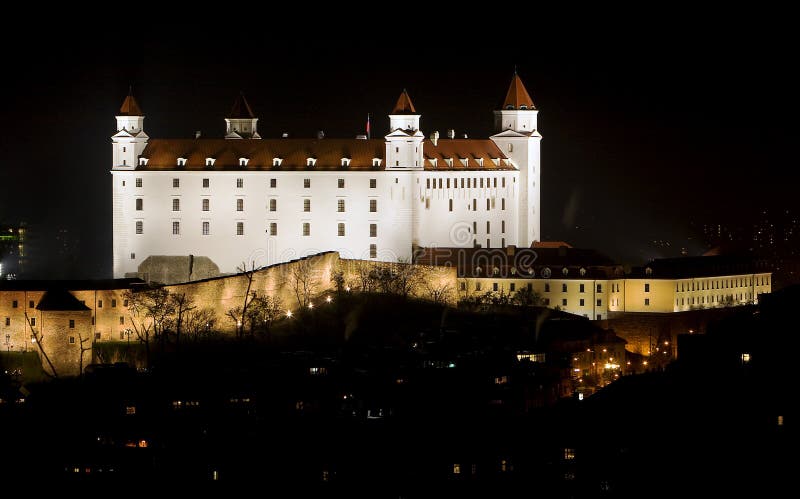 Bratislavský hrad v noci po rekonstrukci