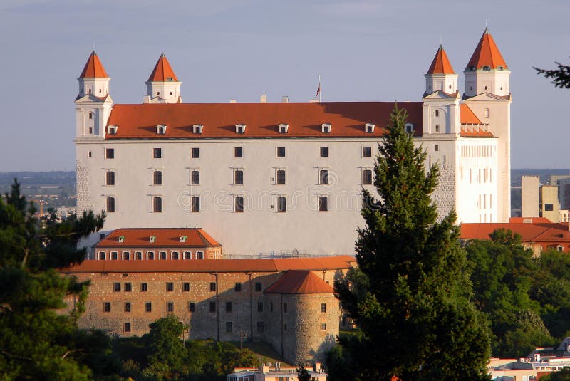 Bratislavský hrad, pohľad z vrchu Slavín vo farbách západu slnka, Bratislava, Slovensko
