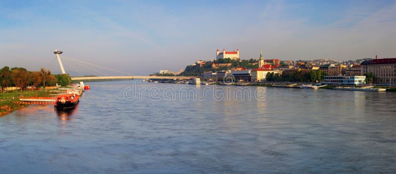 Bratislavský hrad a rieka Dunaj