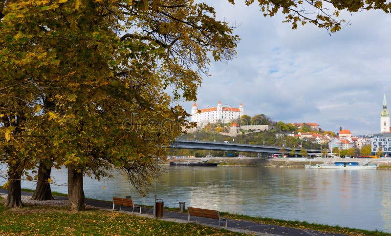 Bratislavský hrad a katedrála svatého Martina, řeka Dunaj
