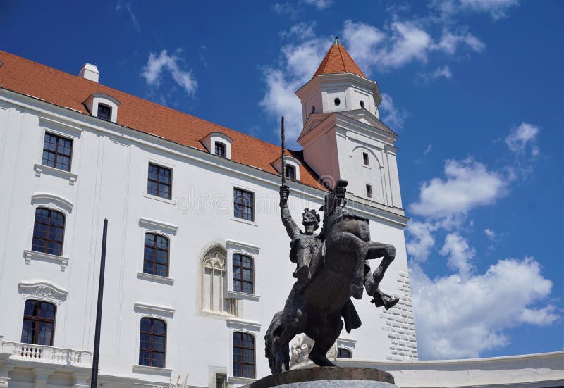 Bratislavský hrad a socha před modrou oblohou