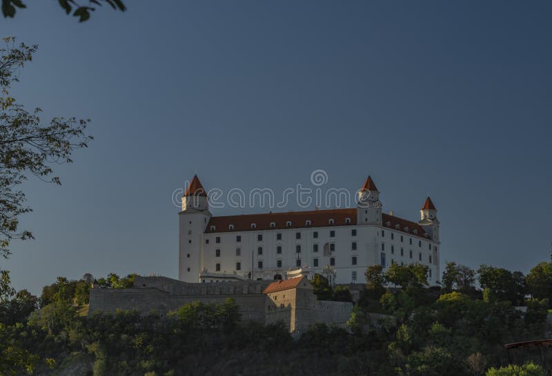 Bratislavský hrad v letním horkém večeru s modrou oblohou na Slovensku