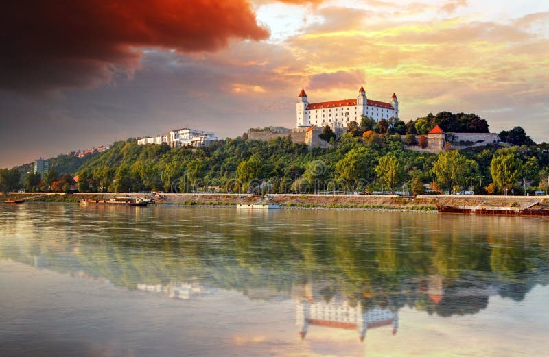 Bratislavský hrad pri západe slnka,