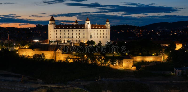 Bratislavský hrad při západu slunce, turistická památka, panorama starého města, Slovensko, noční scéna