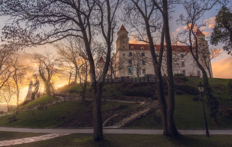 Bratislavský hrad mezi stromy