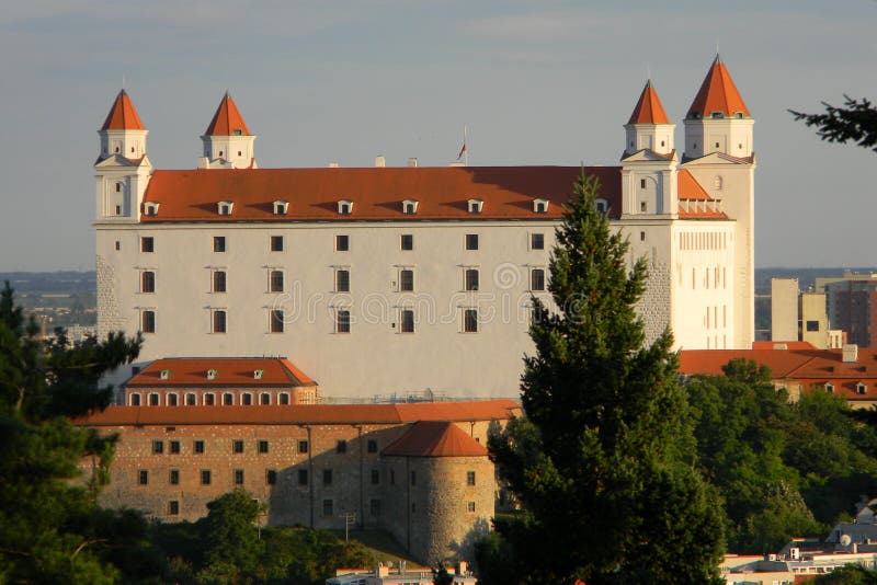 Bratislavský hrad, pohľad z vrchu Slavín vo farbách západu slnka, Bratislava, Slovensko