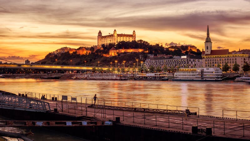 Bratislava mesto na Dunaji, Slovensko, pri západe slnka