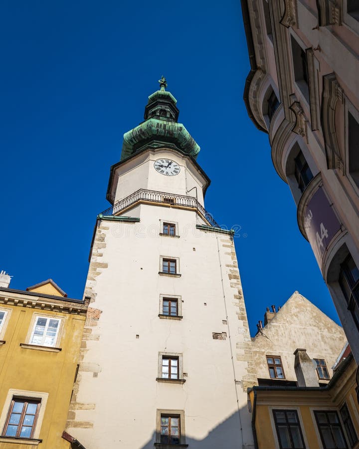 Bratislavská hodinová věž v historickém centru