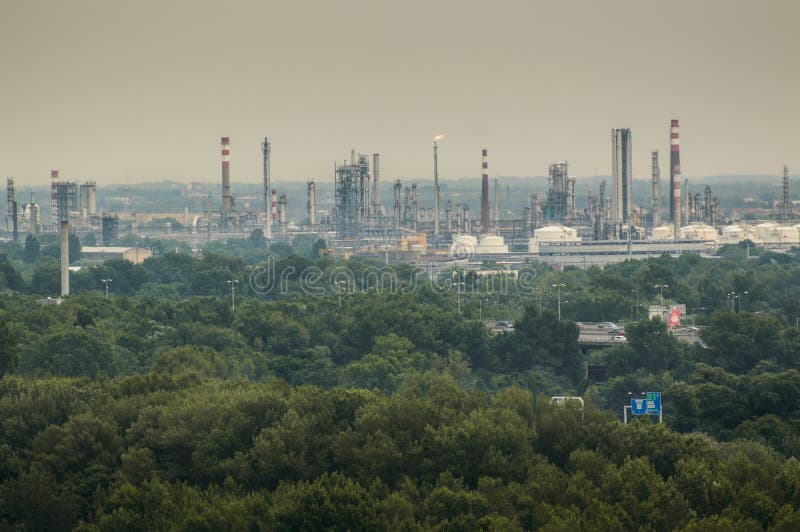 Bratislava, eine Ölraffinerie, zahlreiche Schornsteine im Hintergrund der Wälder lizenzfreies stockfoto Bratislava, eine Ölraffinerie, zahlreiche Schornsteine im Hintergrund der Wälder lizenzfreies stockfoto
