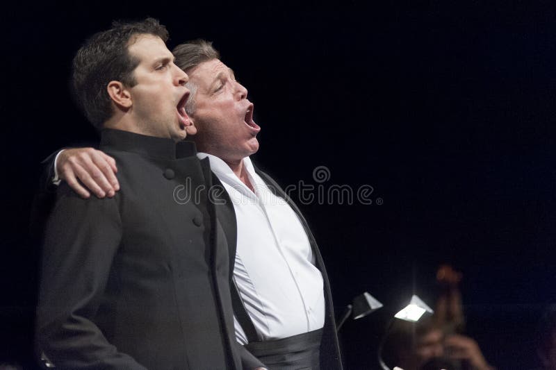 BRATISLAVA, ESLOVAQUIA - 4 de diciembre: Thomas Hampson y Luca Pisaroni en el concierto en el 4to de diciembre de 2013 en Bratisla fotografía de archivo libre de regalías BRATISLAVA, ESLOVAQUIA - 4 de diciembre: Thomas Hampson y Luca Pisaroni en el concierto en el 4to de diciembre de 2013 en Bratisla fotografía de archivo libre de regalías
