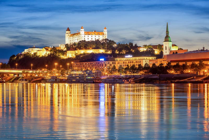 Bratislava Staré mesto na Dunaji, Slovensko, večer