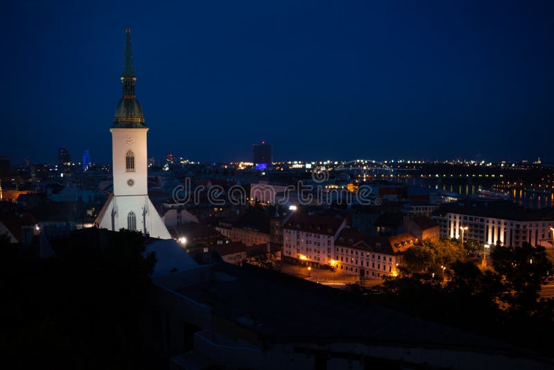 Panoráma Bratislavy v noci