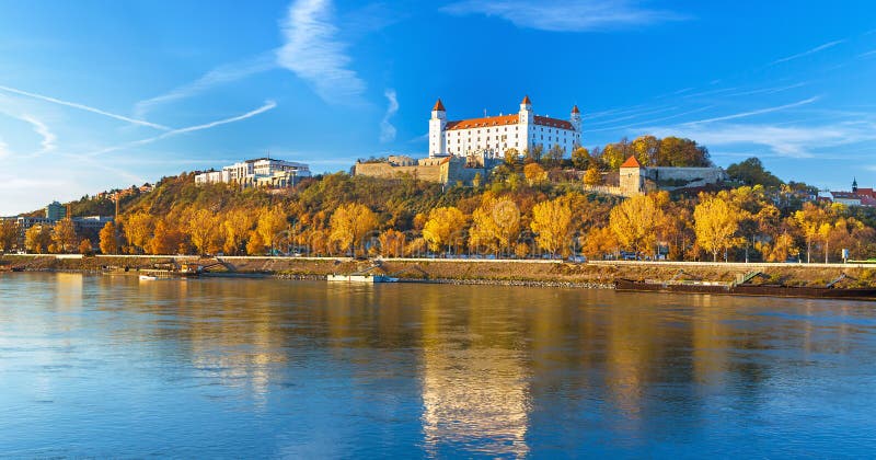 Bratislava-Schloss, Parlament und die Donau, Slowakei stockbilder Bratislava-Schloss, Parlament und die Donau, Slowakei stockbilder