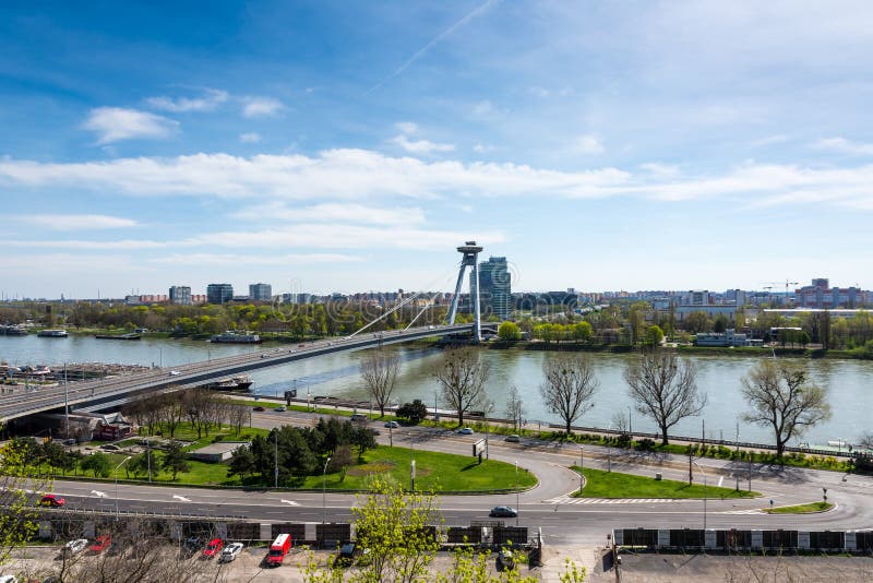 Bratislava Sistani, Kwiecień, - 14, 2018: SNP most przez Danude rzecznego widok z lotu ptaka w Bratislava, Sistani Panoramiczny w fotografia royalty free Bratislava Sistani, Kwiecień, - 14, 2018: SNP most przez Danude rzecznego widok z lotu ptaka w Bratislava, Sistani Panoramiczny w fotografia royalty free