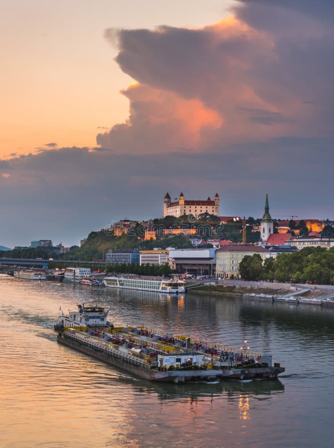 Panorama Bratislavy s hradem