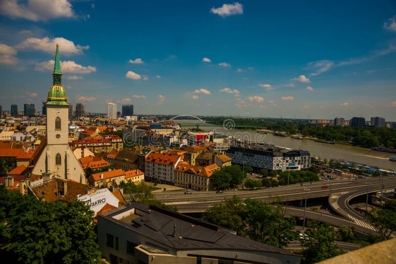 Bratislava, Slovacchia: Vista sulla città di Bratislava con la cattedrale ed il Danubio di St Martin immagine stock libera da diritti Bratislava, Slovacchia: Vista sulla città di Bratislava con la cattedrale ed il Danubio di St Martin immagine stock libera da diritti