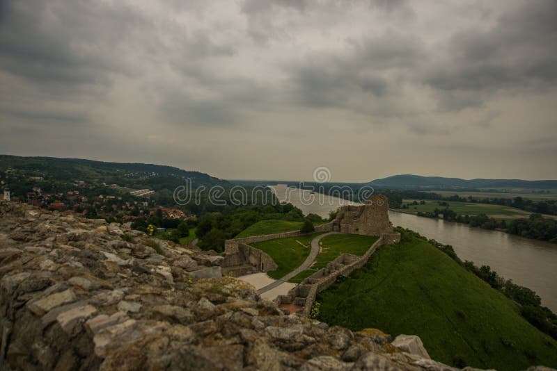 BRATISLAVA, SLOVENSKO: Krásná krajina s hradem Děvín, horami a řekou Dunaj