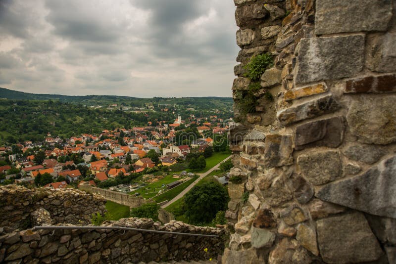 BRATISLAVA, SLOVENSKO: Nádherná krajina s kopci, stromy, loukami a vesnickými domky u tvrze- hradu Děvín