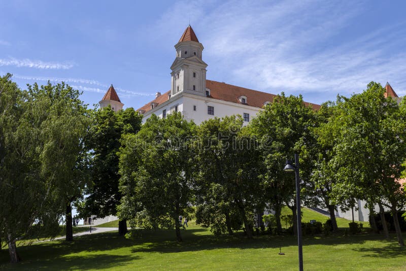 Bratislavský hrad za slunečného jarního dne