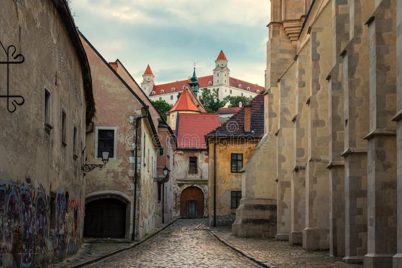 Bratislava hlavní město Slovenska, staré město dlážděné ulice pohled s hradem