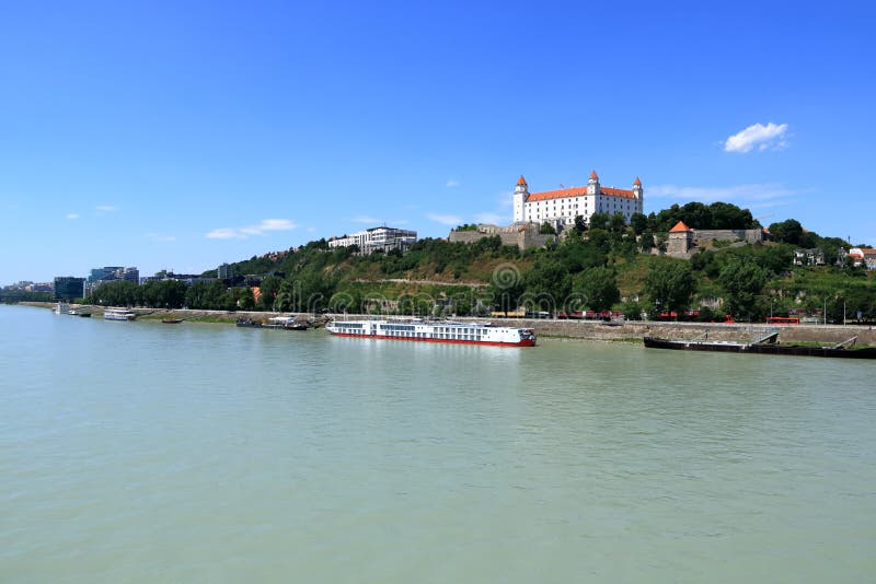 Pohľad na Bratislavský hrad proti modrej oblohe