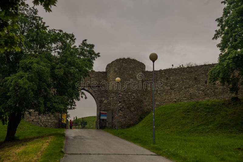 BRATISLAVA, SLOVENSKO: Zřícenina hradu Děvín u Bratislavy na Slovensku