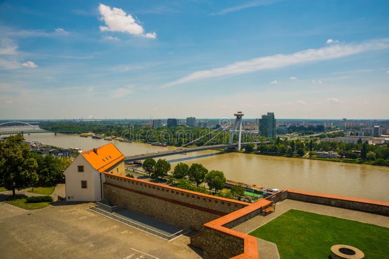Bratislava,Slovensko: Most UFO cez rieku Dunaj v Bratislave. Krásna krajina s výhľadom na mesto zhora