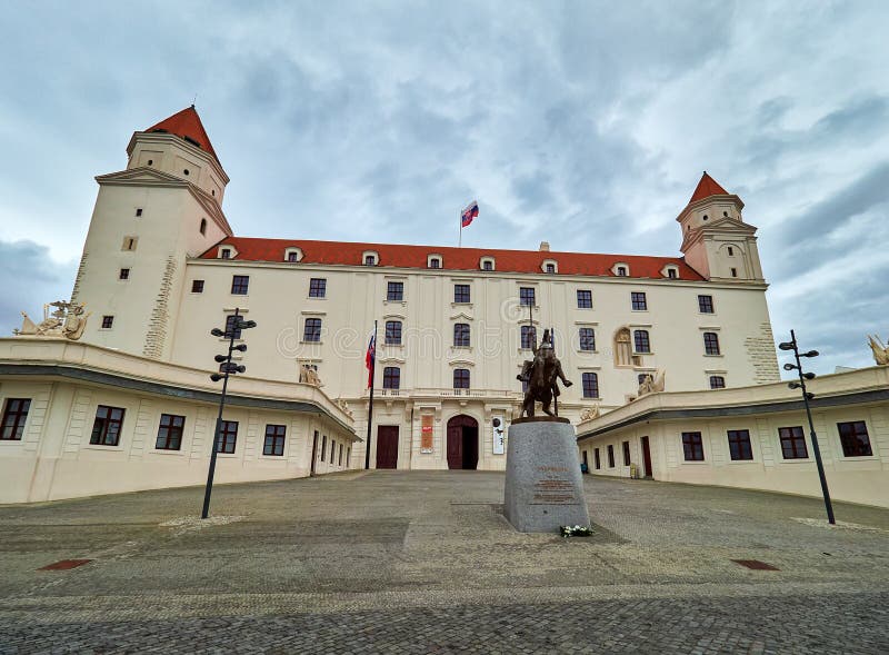 BRATISLAVA SLOVAKIEN - SEPTEMBER 1, 2017 Bratislava slott Hrad/nationellt historiemuseum, Bratislava, Slovakien arkivfoton BRATISLAVA SLOVAKIEN - SEPTEMBER 1, 2017 Bratislava slott Hrad/nationellt historiemuseum, Bratislava, Slovakien arkivfoton