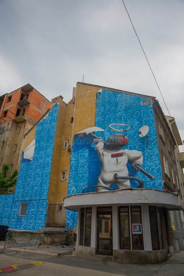 Bratislava, Slovaquie graffiti Beau modèle moderne sur la façade du bâtiment images libres de droits Bratislava, Slovaquie graffiti Beau modèle moderne sur la façade du bâtiment images libres de droits