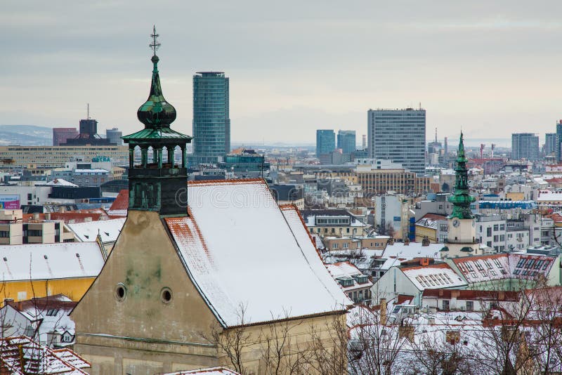 Bratislava, Slowakije - Januari vierentwintigste, 2016: Mening van de stad stock foto Bratislava, Slowakije - Januari vierentwintigste, 2016: Mening van de stad stock foto