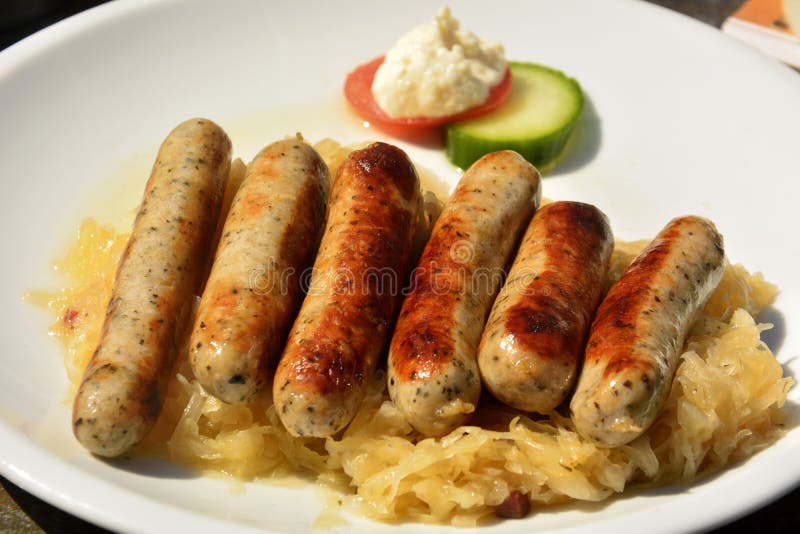 Bratwurst mit Sauerkraut stockbild. Bild von küche, speisen - 77750931