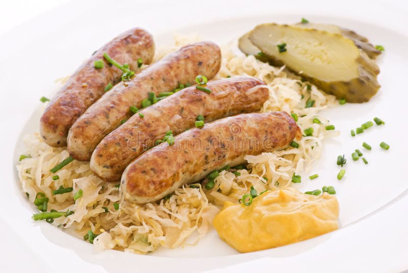 Bratwurst mit Sauerkraut stockfoto. Bild von essiggurke 9147416