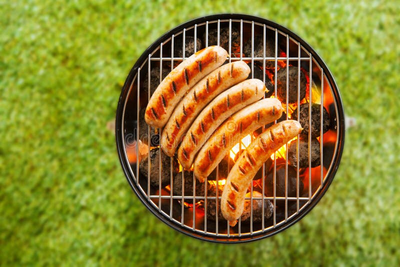 Bratwurst говядины жаря над огнем барбекю стоковое фото Bratwurst говядины жаря над огнем барбекю стоковое фото