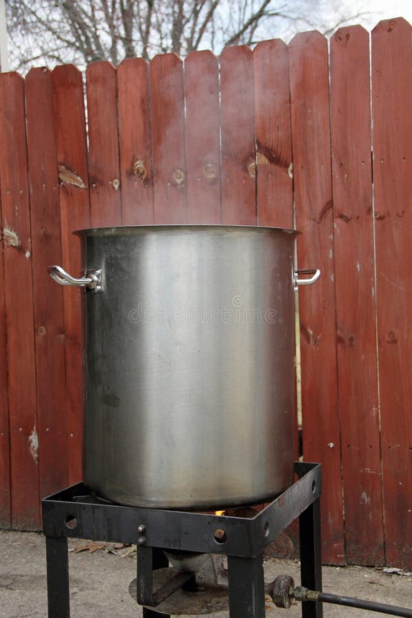 Brauentopf und -brenner, während die Würze kocht
