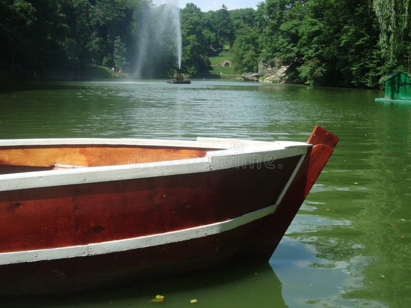 Braun-Boot, das am Ufer eines Sees festgemacht ist stockfotos