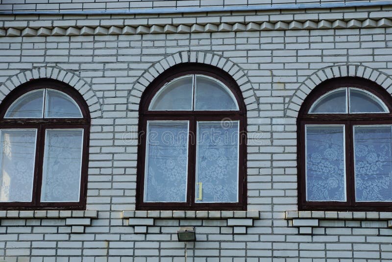 Zwei Braune Fenster Auf Einer Grauen Backsteinmauer Eines