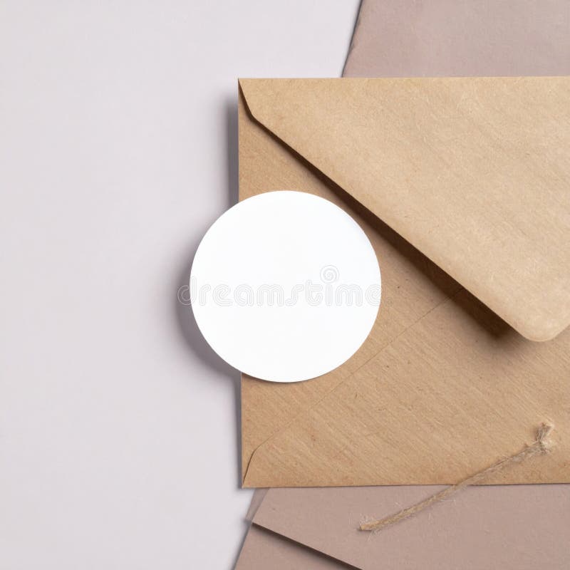 Braune Umschlag mit weißem Circle Mockup vektor abbildung