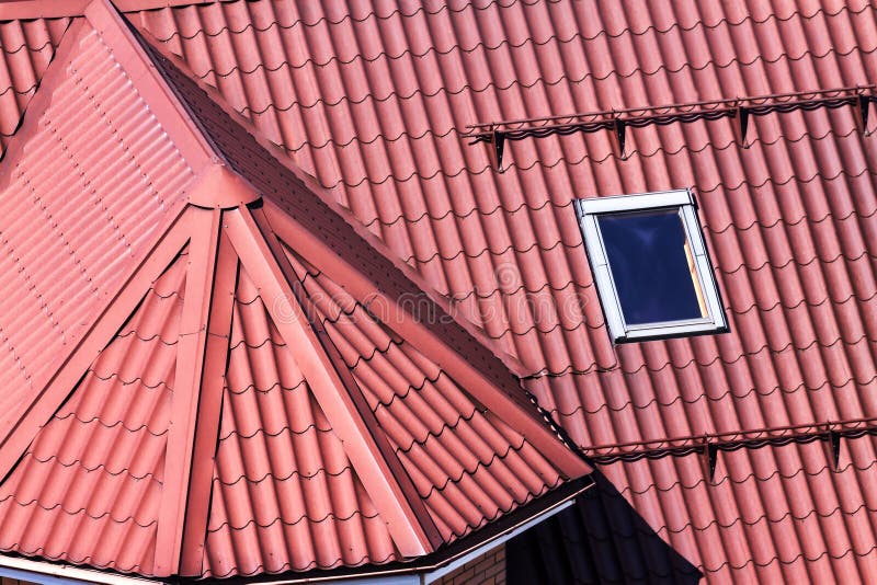 Braunes Advanced strukturiertes gewölbtes Metalleckendach mit Mansardenfenster stockfoto