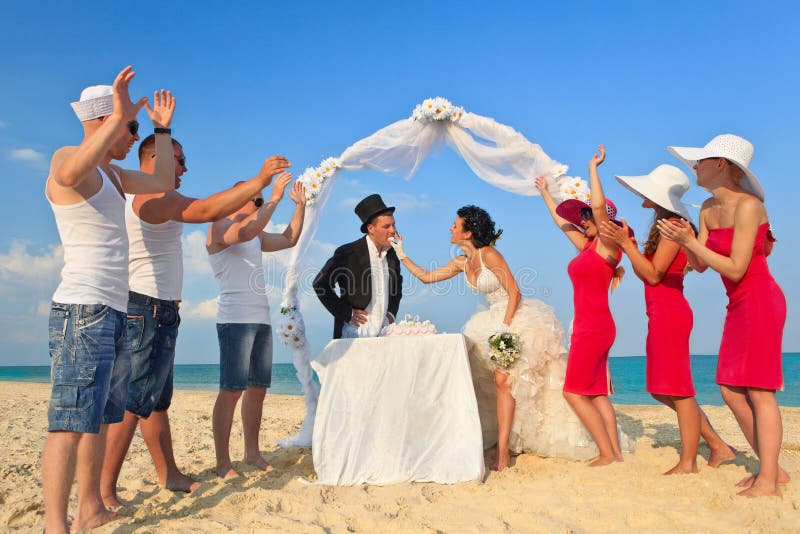 Braut, die ihrem Bräutigam einen Bissen des Hochzeitskuchens gibt. stockfotografie Braut, die ihrem Bräutigam einen Bissen des Hochzeitskuchens gibt. stockfotografie