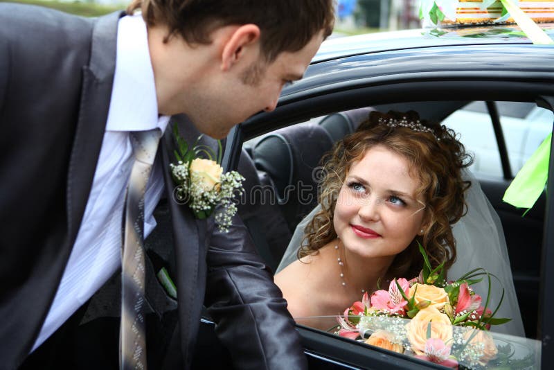 Braut im Auto und im Bräutigam stockbilder Braut im Auto und im Bräutigam stockbilder