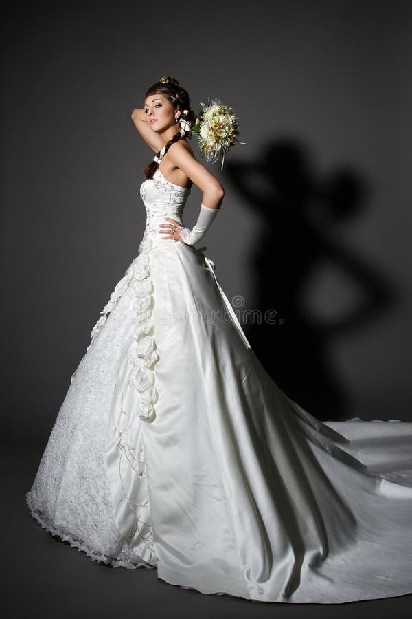Braut im weißen Eleganzhochzeitskleid mit Heck.