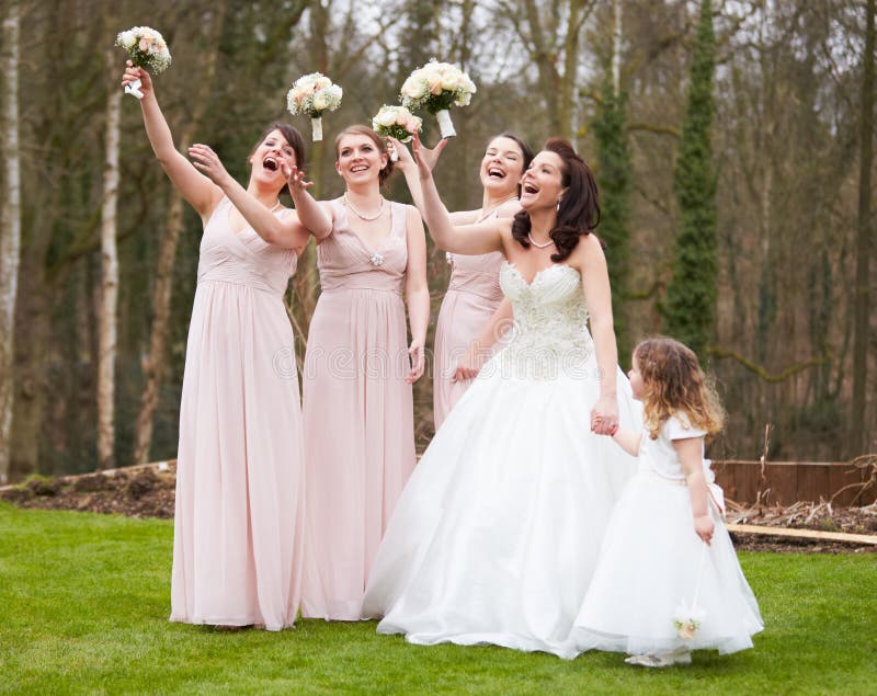 Braut mit Brautjungfern am Hochzeitstag lizenzfreie stockbilder Braut mit Brautjungfern am Hochzeitstag lizenzfreie stockbilder