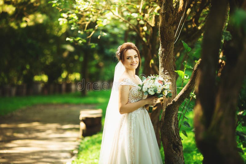 Braut in Mode, die Kleid auf nat?rlichem Hintergrund heiratet Ein Sch?nheitsportr?t im Park lizenzfreies stockfoto Braut in Mode, die Kleid auf nat?rlichem Hintergrund heiratet Ein Sch?nheitsportr?t im Park lizenzfreies stockfoto
